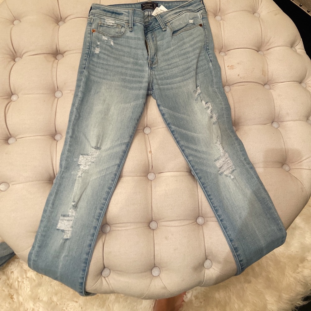 LIGHT WASH JEANS